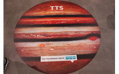 Floor Vinyl Whiteback 1000 FR, +/- 1000 g/m2
For UV and Latex
92% PVC and 8% Polyester, Slip resistance class R11
3,20 x +/- 25 m